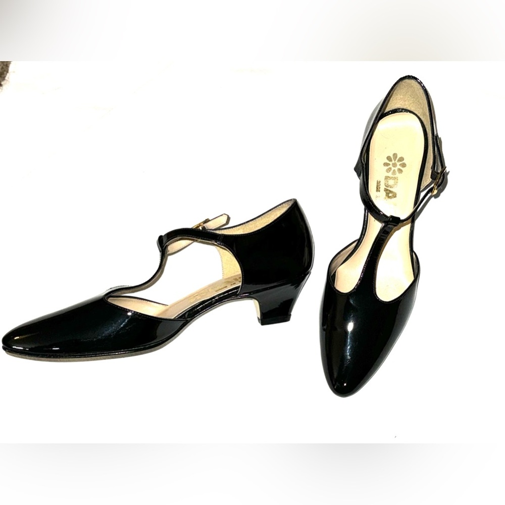 Vintage 70 80’s Black Faux Patent Leather T-Strap Kitten Heels!